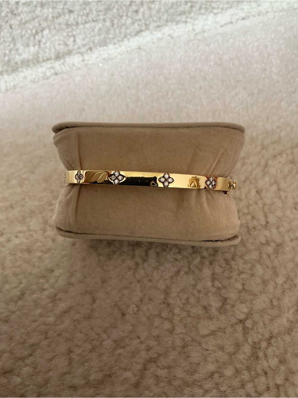 STUNNING ROBERTO COIN 18K GOLD LOVE IN VERONA DIAMOND FLORAL BANGLE BRACELET - Picture 5 of 16